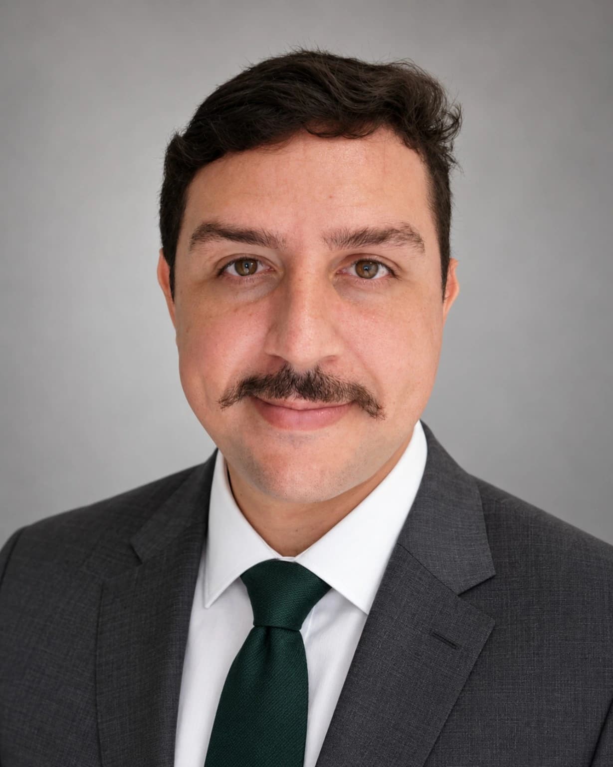 Retrato profissional de Fábio Dias Limeira Costa, de terno grafite, camisa branca e gravata verde-escura.